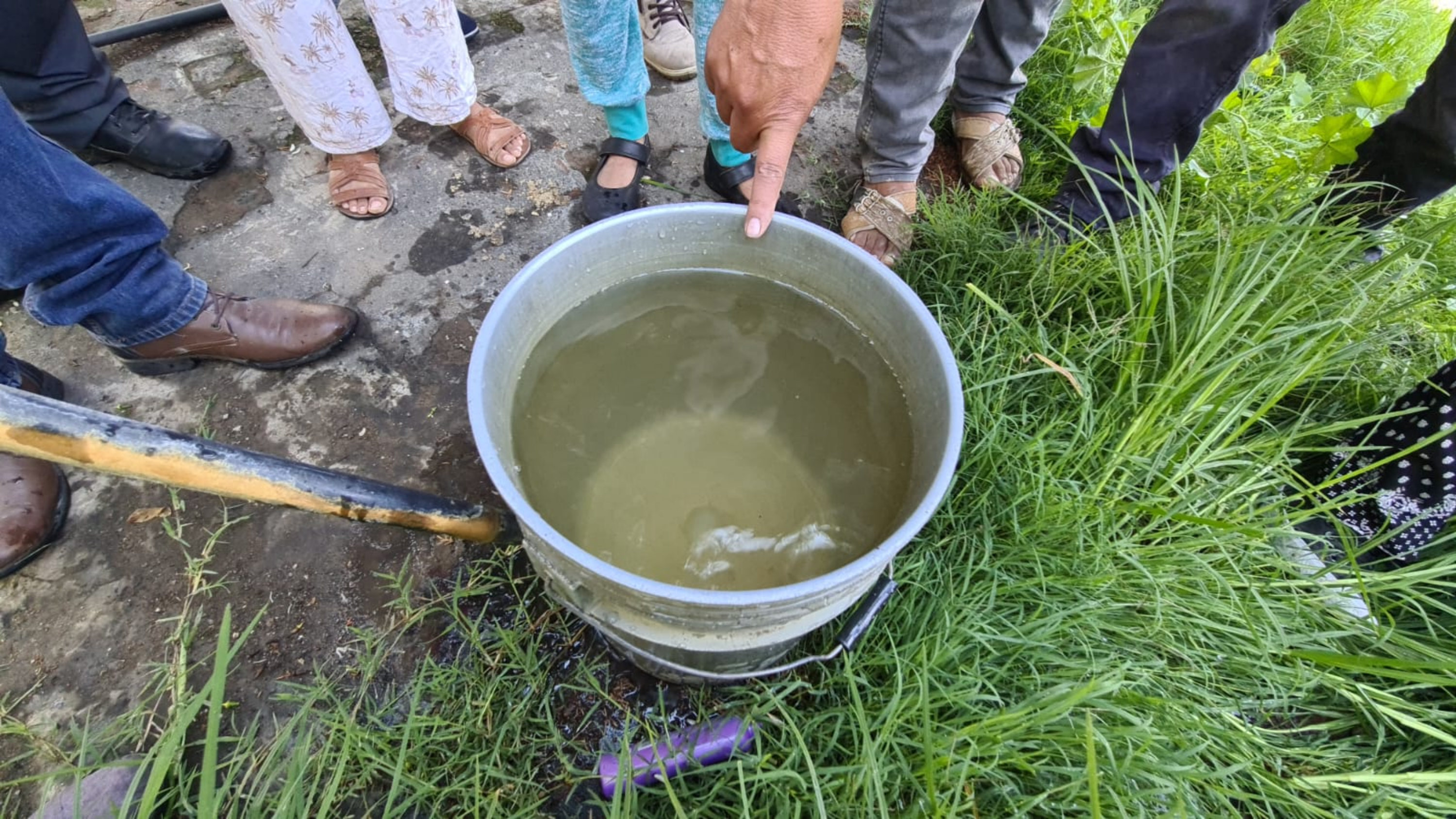 VIDEO Pobladores de Santa María Zacatepec denuncian pozos contaminados