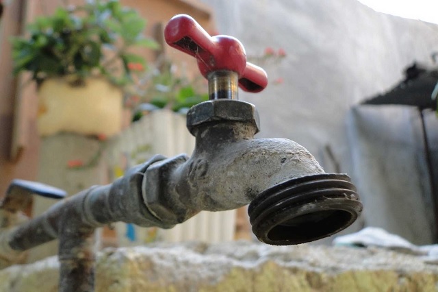 Habitantes de Canoa amagan con impedir votaciones por desabasto de agua 