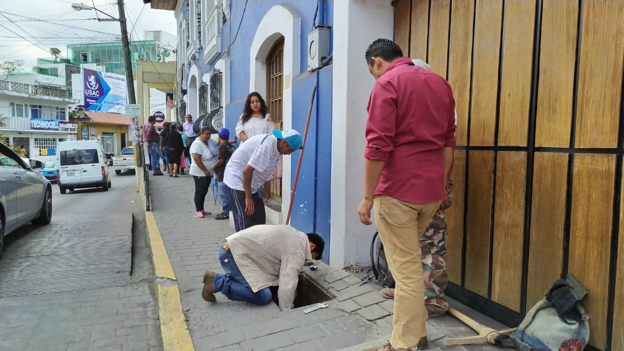 Familiares de ex edil roban agua para centro comercial en Huauchinango