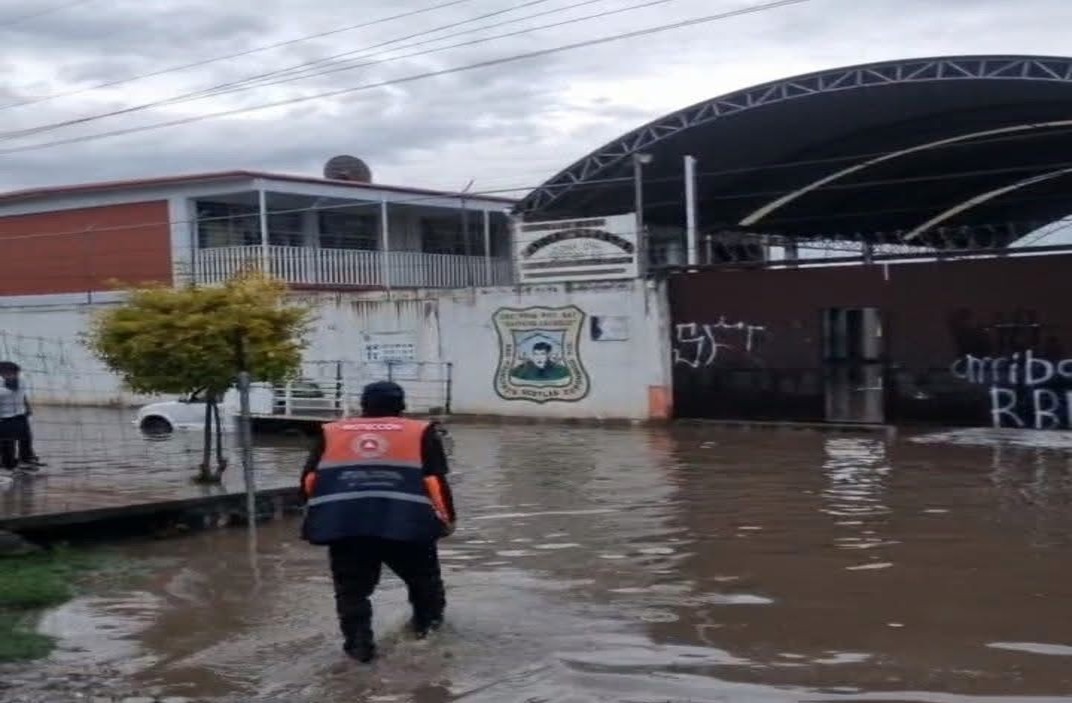 VIDEO Rescatan con camión de volteo a estudiantes de Escuela Primaria en Coronango tras inundación