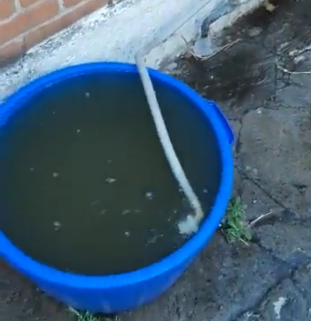 Vecinos de San Manuel acusan que reciben agua sucia en sus hogares