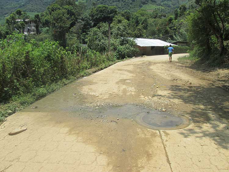 Aguas negras contaminan la presa Nexapa en la sierra de Puebla