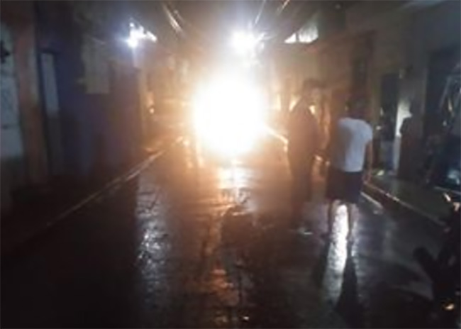Por lluvias se desbordan aguas negras en calle de Izúcar