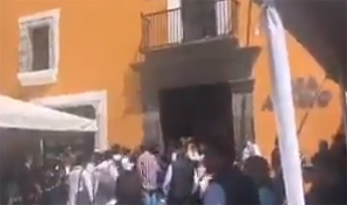 VIDEO Ingresan estudiantes de medicina a Casa Aguayo para dialogar con Barbosa