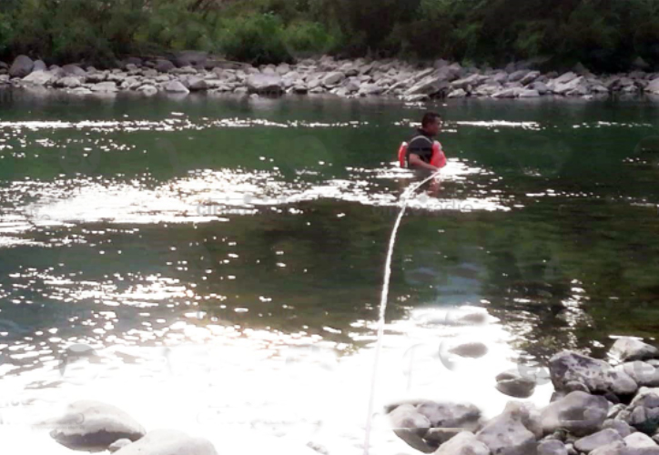 Río Apulco en Tlatlauquitepec se traga a pescador de 68 años