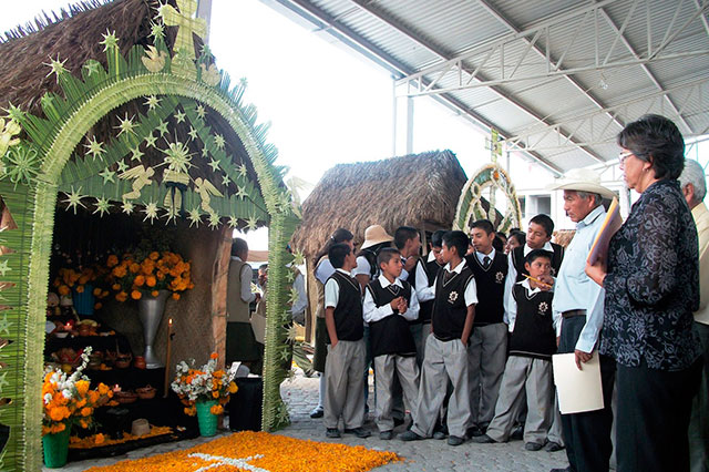 Mantienen en Ahuatempan tradición ancestral del Día de Muertos