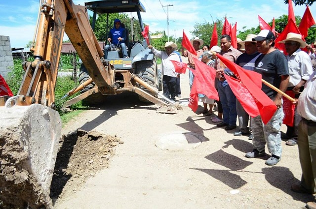 Inicia pavimentación de calles en el municipio de Ahuatempan