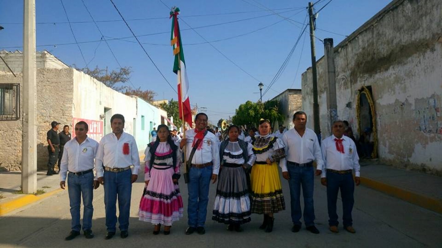 Desfilan en la Mixteca para conmemorar aniversario de la Revolución 