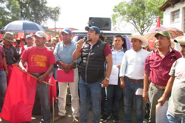 Habitantes toman palacio de Ahuazotepec y acusan a edil por inseguridad