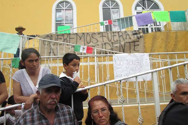 Habitantes toman palacio de Ahuazotepec y acusan a edil por inseguridad