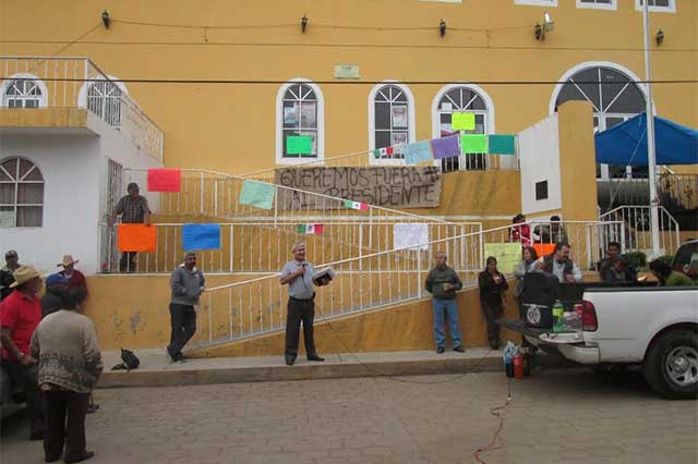 Habitantes toman palacio de Ahuazotepec y acusan a edil por inseguridad