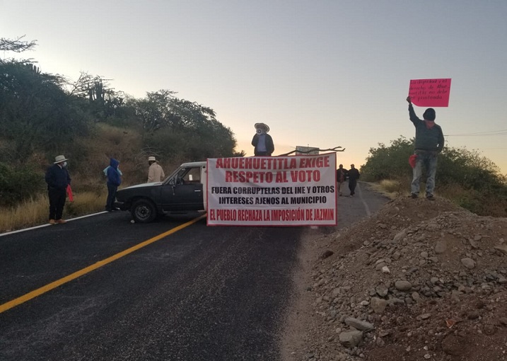 Cierran carretera en Ahuehutitla y exigen remover a alcaldesa