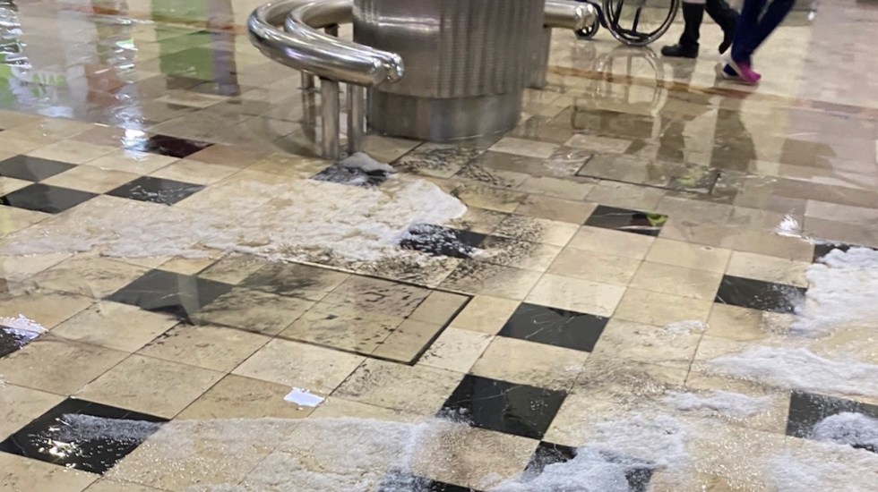 VIDEO Lluvia provoca inundación en el AICM