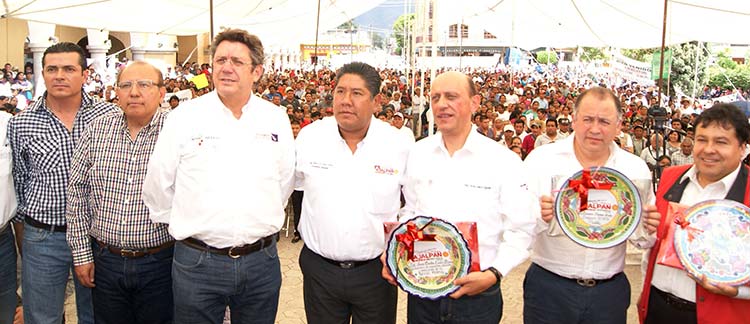 Familias de la Sierra Negra reciben programas federales