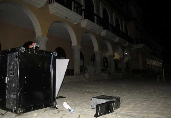 Pobladores destrozan y saquean Palacio Municipal de Ajalpan