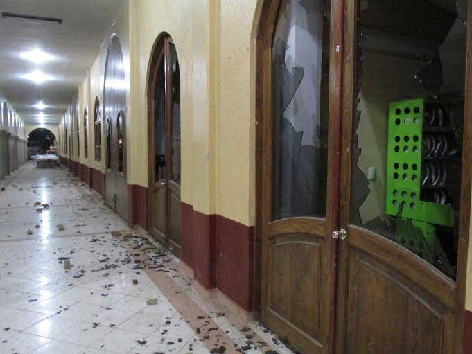Pobladores destrozan y saquean Palacio Municipal de Ajalpan