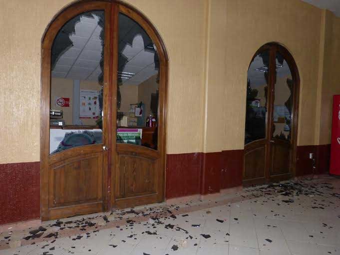 Pobladores destrozan y saquean Palacio Municipal de Ajalpan