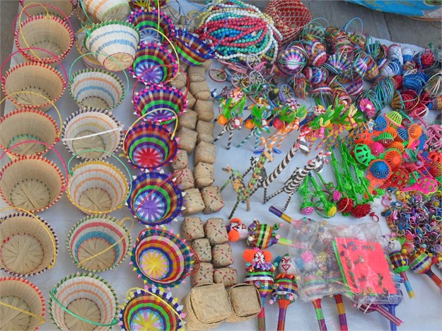 Buscan impulsar elaboración de prendas y artesanías de Ajalpan