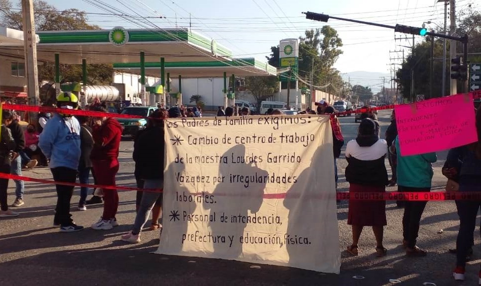 Bloquean vialidad en Ajalpan para exigir salida de maestra de escuela Benito Juárez 