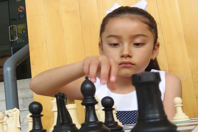 A los 7 años, niña de Zinacatepec gana Olimpiada Nacional de Ajedrez