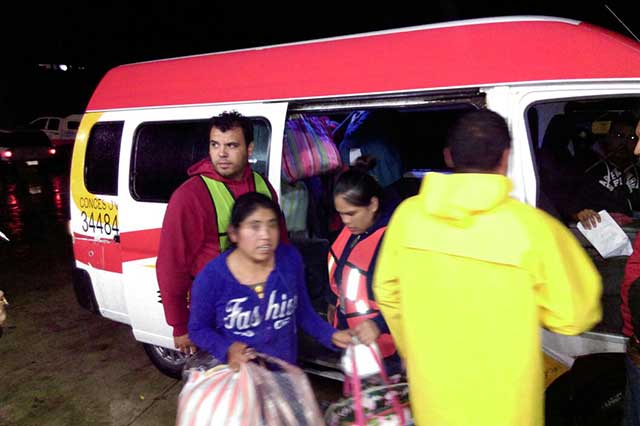 Trasladan a más de 250 personas a albergue temporal en Huauchinango