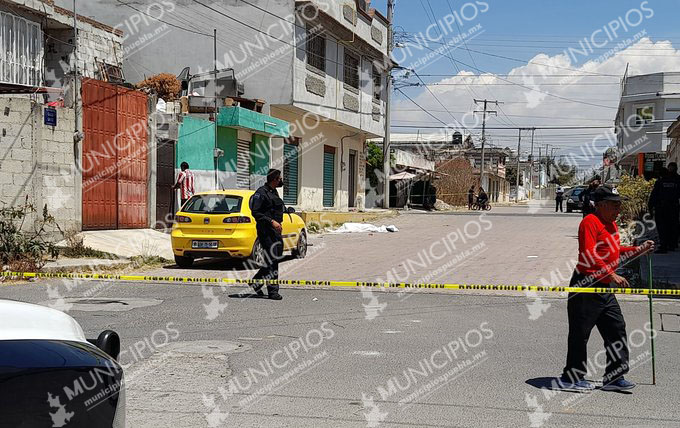 Albañil se electrocuta y cae de un tercer piso en Puebla