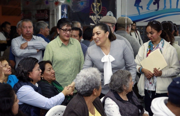 Alcaldesa capitalina se reúne con vecinos de la Maestro Federal