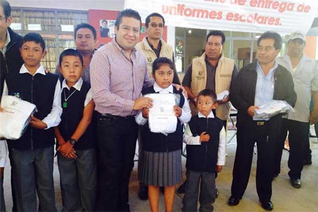 Alcalde entrega uniformes a niños de Los Reyes de Juárez