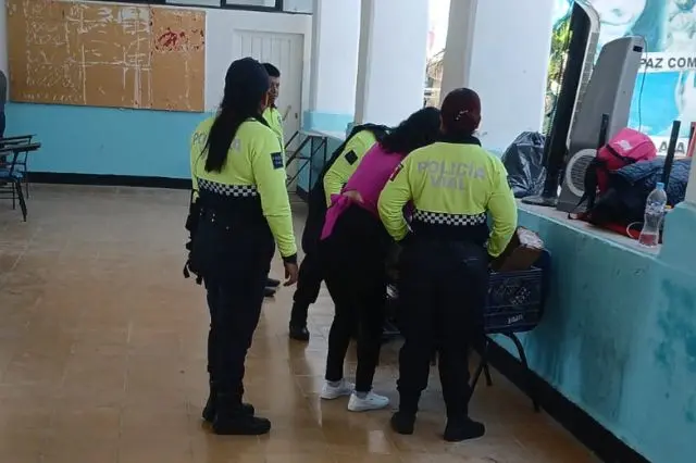Alcalde de Tepexi toma instalaciones de preparatoria pese a rechazo de docentes y padres