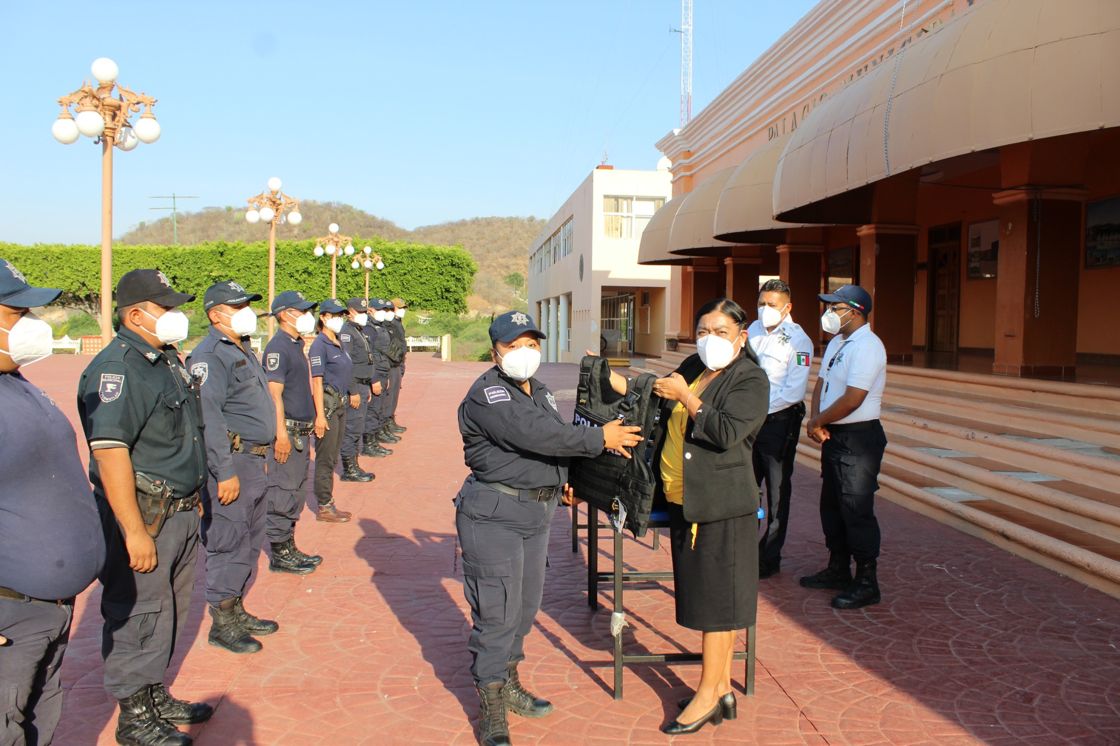 Alcadesa de Tecomatlán entrega uniformes a Seguridad Pública