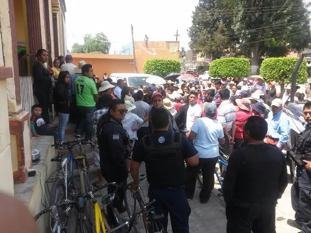 Acusan desvío de recursos en Tlaltenango y toman alcaldía