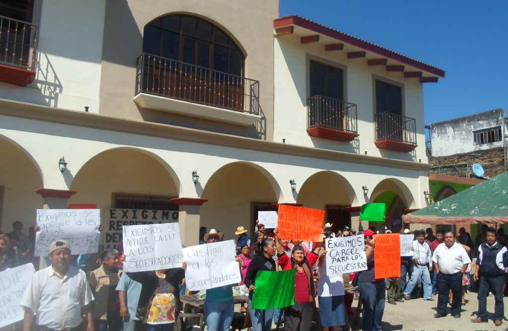 Continúan tomados dos palacios municipales en Puebla tras cambio de gobiernos