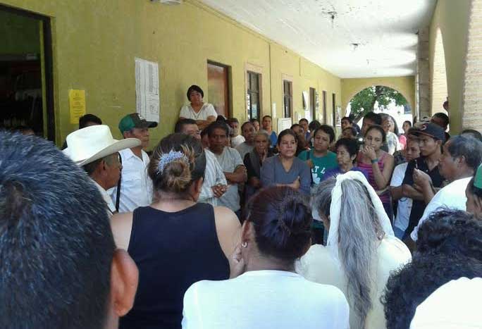 Se manifiestan en alcaldía de Tepexco, piden destituir al edil