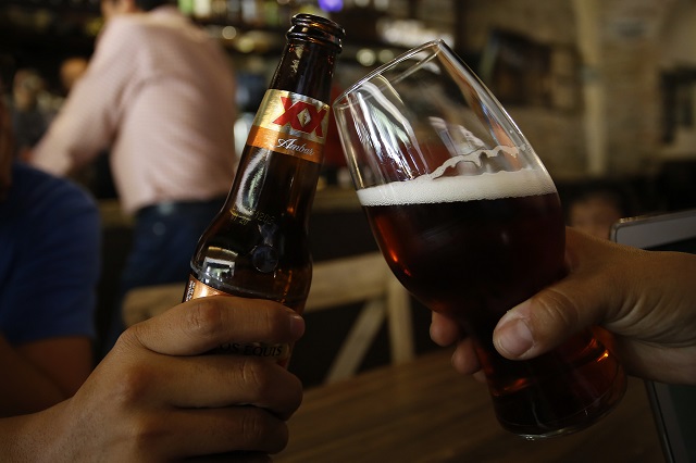 Por aumento de contagios, prohíbe Barbosa venta de bebidas alcohólicas en Puebla