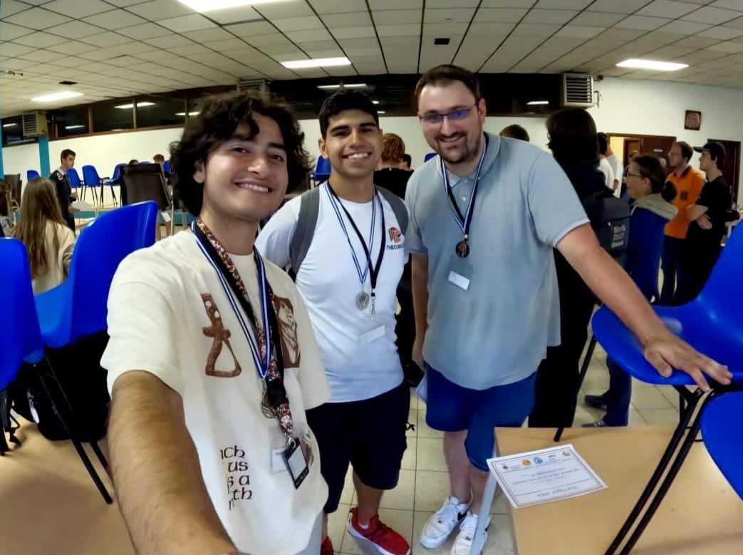 El tehuacanero alejando Salceda Corvera triunfa en Europa en torneo de Rubik