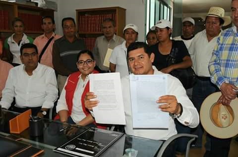 Firma Alejandro Armenta ante notario 22 compromisos