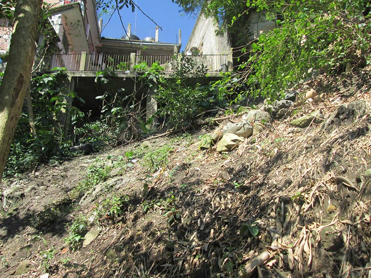 En alerta vecinos de Pahuatlán por la cercanía de una zona de derrumbes
