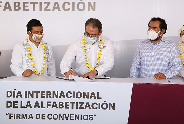 Firman SEP Puebla y el IEEA convenios con ayuntamientos de la Sierra Norte