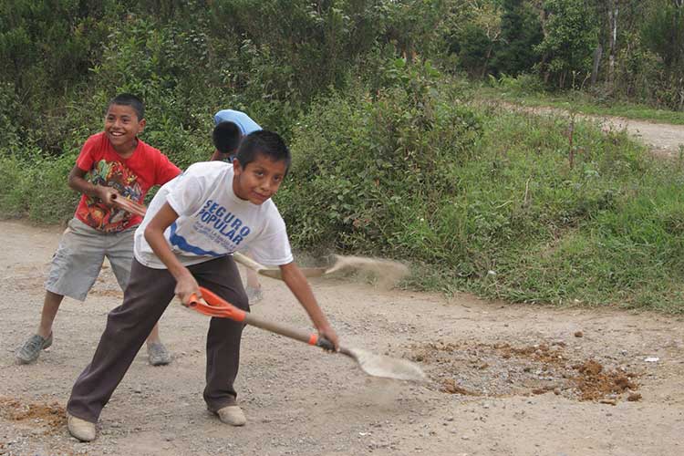 Alfabetizan a niños en lengua indígena en comunidades de Huauchinango