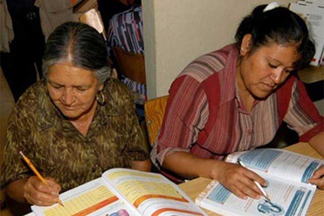 Proyectan alfabetizar a mil 500 personas en región de Tehuacán