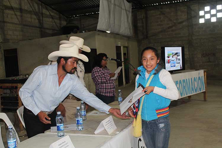 Minera vuelve a Ixtacamaxtitlán y despacha en presidencia