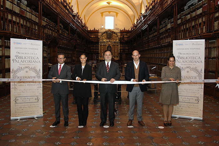 Rodríguez Almeida inaugura exposición en la Palafoxiana