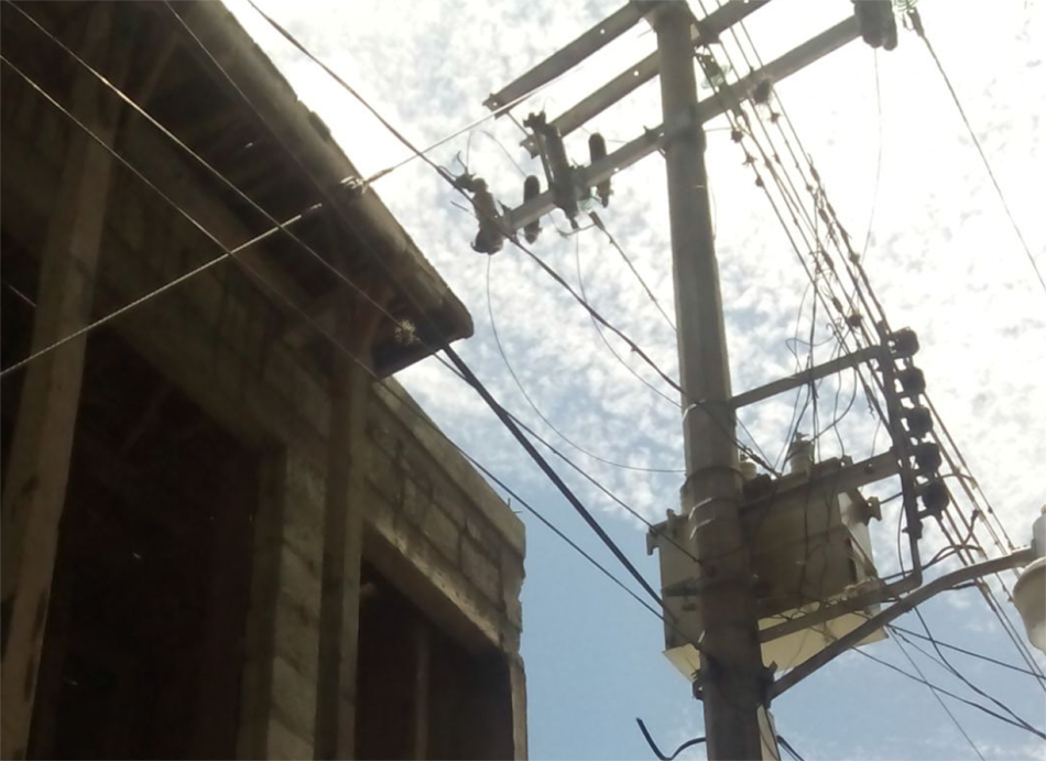 Joven se electrocuta con cables de alta tensión en Tepexco y sobrevive