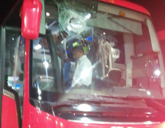 Apedrean autos y camión ADO para asaltarlos en la Puebla-Orizaba