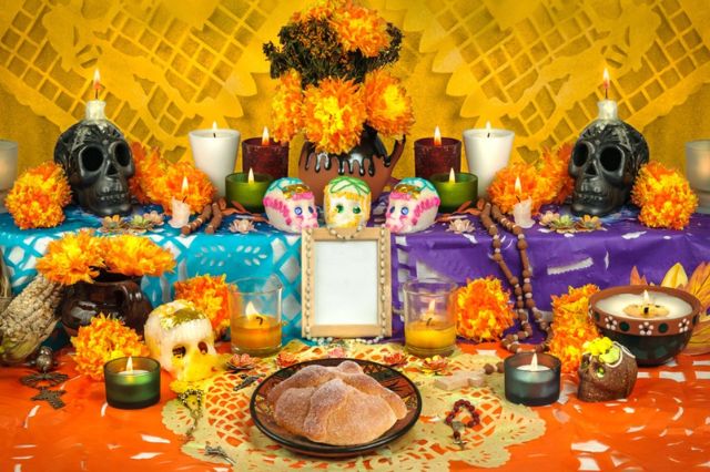 ¿Planeas poner ofrenda por el Día de Muertos? Profeco te dice cuánto cuesta armar una
