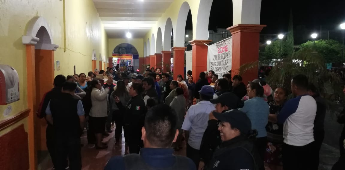 Habitantes de Altepexi toman palacio y colocan sellos de clausura