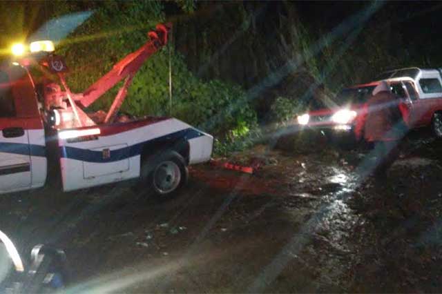 Sin dejar heridos, alud arrastra camioneta en Teziutlán