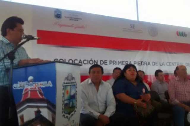 Instalan alumbrado y construyen central de abasto en Serdán
