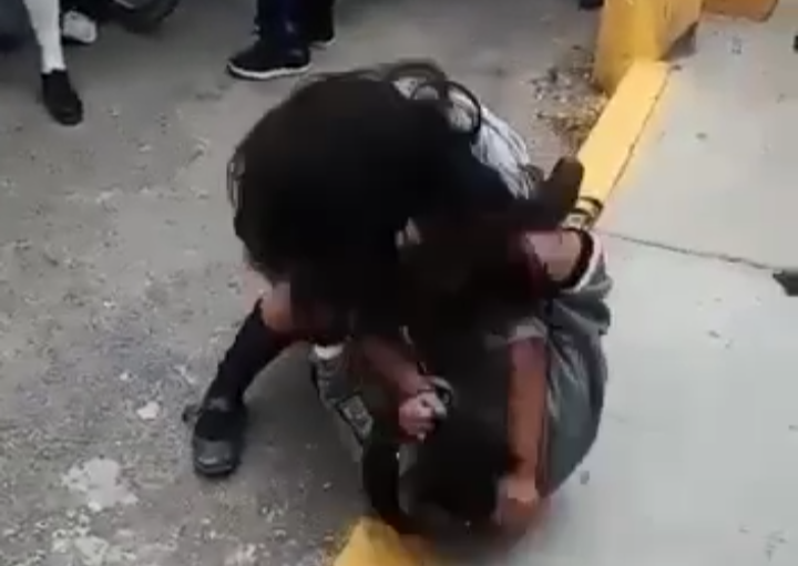 VIDEO Alumnas de secundaria se agarran a golpes en Tehuacán  