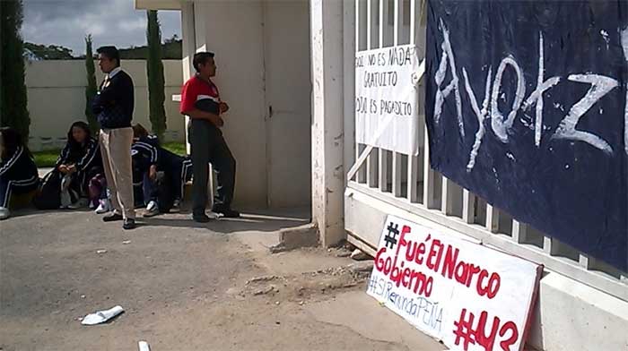 Alumnos cierran Normal de Tehuacán por irregularidades